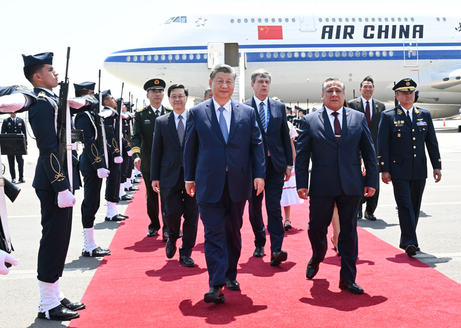 习近平抵达利马出席亚太经合组织第三十一次领导人非正式会议并对秘鲁进行国事访问