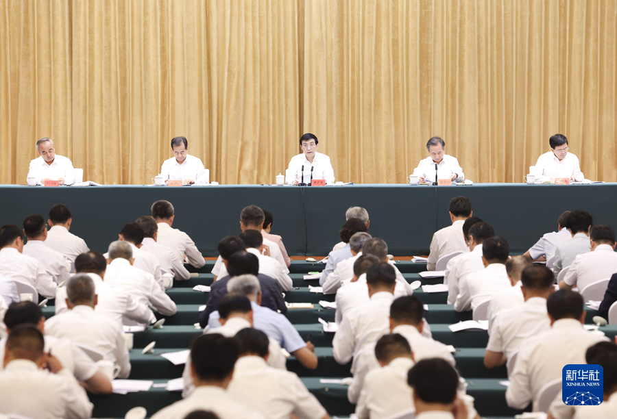 第十次全国对口支援新疆工作会议召开 王沪宁出席并讲话