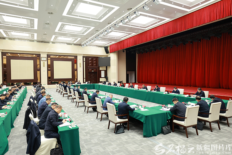 中共新疆维吾尔自治区委员会召开党外人士座谈会