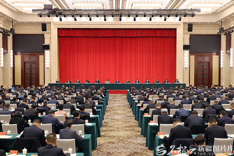 自治区党委经济工作会议召开