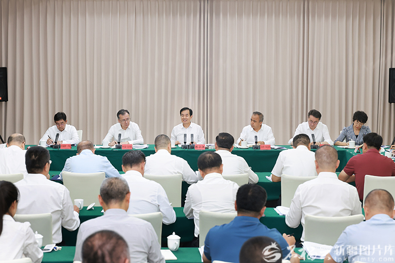 陈小江艾尔肯·吐尼亚孜在自治区民委调研座谈