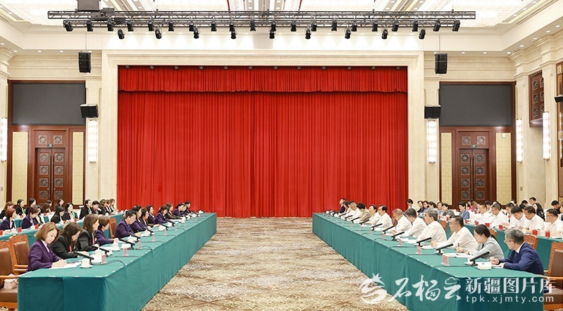 陈小江艾尔肯·吐尼亚孜会见全国妇联系统港澳执委和特邀代表考察团