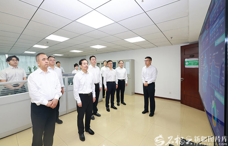 陈小江艾尔肯·吐尼亚孜在自治区商务厅调研座谈